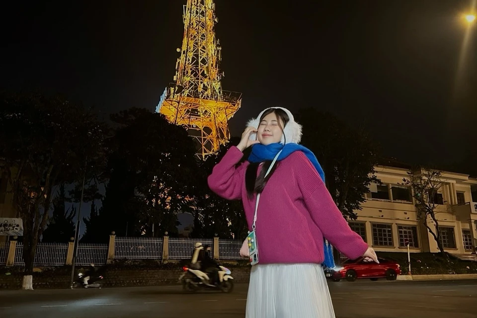 check-in chụp ảnh tháp Eiffel Paris ở Đà Lạt 5